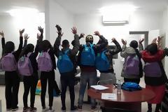 Απαξ και άρχισαν να επικοινωνούν στα ελληνικά, η καθημερινότητά τους απέκτησε και πάλι κανονικότητα