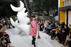 O οίκος Louis Vuitton προσέλαβε... σαμάνο για να μην βρέξει σε επίδειξη μόδας