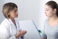 5 ερωτήσεις που θα έπρεπε -αλλά ντρέπεσαι- να κάνεις στον γυναικολόγο σου