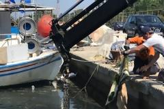 Πλαστικά έπιπλα, περίβλημα τηλεόρασης και 500 κιλά δίχτυα έβγαλαν δύτες από τον βυθό της μαρίνας στην Καλαμαριά Θεσσαλονίκης