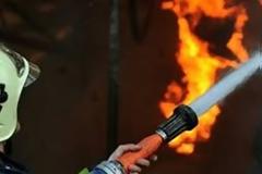 Σε εξέλιξη πυρκαγιά σε αποθήκη στο Περιστέρι