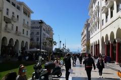 Παρκαρίσματα θανάτου στη Θεσσαλονίκη: Έβγαλε κάδο για να βάλει το αγροτικό