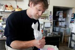 Αμερικανός ζαχαροπλάστης αρνήθηκε να κάνει τούρτα γάμου σε ομοφυλόφιλους. Απείλησαν την ζωή του. Τον δίκασαν. Αθωώθηκε όμως από το Ανώτατο Δικαστήριο των Η.Π.Α.