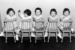 Οι πεντάδυμες αδερφές Dionn κι η δυσάρεστη ιστορία που τις συνοδεύει