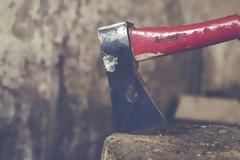 Λεμεσός: Γυναίκα πήρε το τσεκούρι και έσπασε τα κουτιά της ΑΗΚ!