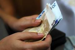 Νεο γιουρούσι Τσίπρα στους πολίτες. Προπληρωμή φόρων φέρνει ο άθλιος