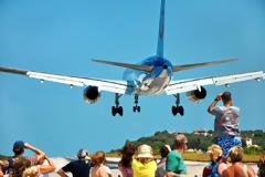 Βρετανός πάει στο αεροδρόμιο της Σκιάθου, στέκεται πίσω από το αεροσκάφος που απογειωνόταν και...εκτινάσσεται