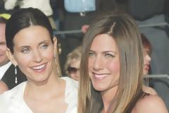 Η Jennifer Aniston θα παντρέψει την Courteney Cox το καλοκαίρι