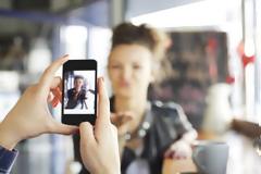 Η συνεχής ενασχόληση με τα κινητά καταστρέφει τη σεξουαλική μας ζωή