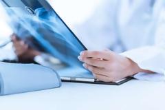 Κατεβαίνει ο πήχης για τα ιατρεία της γειτονιάς