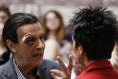 Στη Βουλή με μαυρισμένο μάτι ο βουλευτής Τάσος Κουράκης (ΦΩΤΟ)