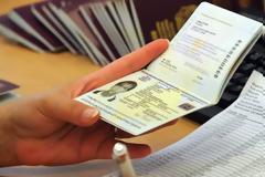 Μειώνονται τα παράβολα για την άδεια παραμονής αλλοδαπών στην Ελλάδα