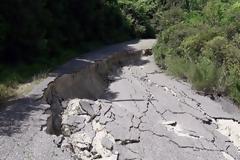 Απροσπέλαστος ο δρόμος στον καταρράκτη της Τρύφου (φωτο)-Κατολισθήσεις και καθιζήσεις παντού...