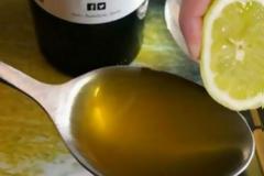 Έστυψε 1 λεμόνι σε λίγο ελαιόλαδο και δεν σταμάτησε να το κάνει για όλη της τη ζωή - Μάθετε γιατί!