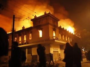 Φωτογραφία για Αποζημίωση «μαμούθ» διεκδικεί από το Ελληνικό δημόσιο η Kosta Boda για το κάψιμο του καταστήματός της στην Αθήνα