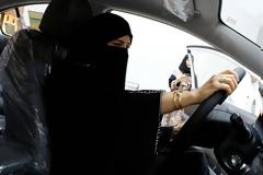 Σαουδική Αραβία: Οι πρώτες δέκα γυναίκες παίρνουν άδεια οδήγησης!