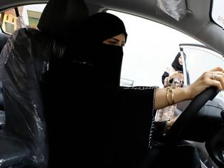 Φωτογραφία για Σαουδική Αραβία: Οι πρώτες δέκα γυναίκες παίρνουν άδεια οδήγησης!