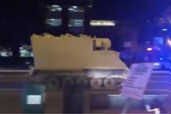 Σκηνές «Grand Auto Theft» στις ΗΠΑ: Περιπολικά καταδιώκουν... τεθωρακισμένο!