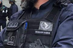 Γάλλος αστυνομικός έραψε «Μολών λαβέ» στη στολή του