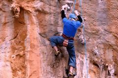 Πλάτρες: Παραλίγο τραγωδία – Εγκλωβίστηκε στους βράχους