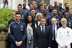 Εμανουέλ και Μπριζίτ Μακρόν: Στο πλευρό της Εθνικής Γαλλίας