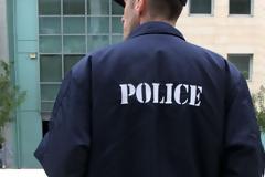 Στερεά Ελλάδα: Πολίτης πλάκωσε στο ξύλο τον 54χρονο «ματάκια» αστυνομικό που τραβούσε φωτογραφίες την 18χρονη ημίγυμνη εγγονή του!