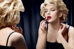 Οι 12 γυναικείες συνήθειες που μπορεί να κάνουν έξαλλο οποιονδήποτε άντρα