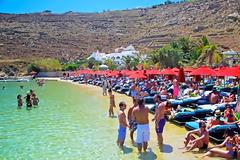 Μύκονος: Βούτηξαν στη θάλασσα και προσπαθούσαν να πιστέψουν στα μάτια τους – Εικόνες που θα μείνουν αξέχαστες [photos+video]