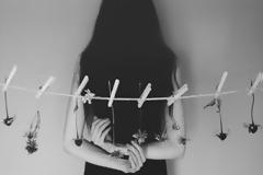 Oι σοβαρές αποφάσεις παίρνονται σιωπηλά.