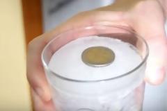 Βάζει ένα κέρμα στην κατάψυξη πριν φύγει διακοπές - Δείτε γιατί πρέπει να το κάνετε αμέσως...