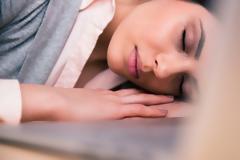 Τρεις τροφές που βοηθούν να έχετε καλύτερο βραδινό ύπνο