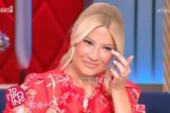 Δύσκολη μέρα για τη Φαίη Σκορδά: To θλιμμένο χαμόγελo που προσπαθεί να κρύψει και η αγκαλιά που έχει ανάγκη