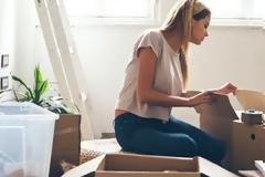 Τι κάνουν τα κορίτσια όταν μένουν μόνα τους;