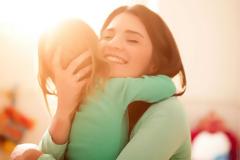 Πρέπει να αγκαλιάζεις τα παιδιά σου, ακόμα κι όταν δεν φέρονται «καλά»!