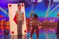 Κόβει την ανάσα: 11χρονος πετάει μαχαίρια σε κριτή σόου και... δείτε τι γίνεται! [video]