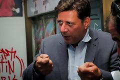 Επίθεση στο γραφείο του Βαρβιτσιώτη: Διοικητική έρευνα για τον αστυνομικό που τράβηξε όπλο και πυροβόλησε για εκφοβισμό