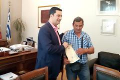 Αγρίνιο: Βραβεύτηκε δημοτικός υπάλληλος που βρήκε και παρέδωσε πορτοφόλι