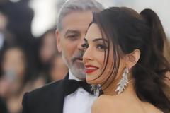 Αμάλ Κλούνεϊ: Στη μηχανή του Τζορτζ με σορτσάκι και σανδάλια