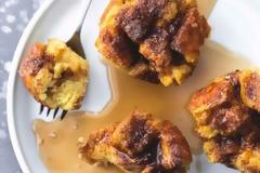 Muffins κανέλας με ψωμί του τοστ και αυγά