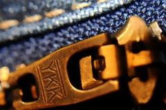 Γιατί σε όλα τα φερμουάρ υπάρχουν πάνω τα αρχικά 