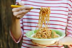 4 λόγοι που πρέπει να τρως υδατάνθρακες αν είσαι γυναίκα