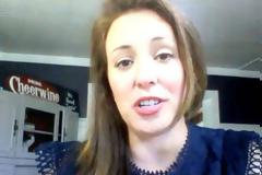 Απίστευτο: Δείτε πως κατάλαβε ο γιατρός οτι αυτή η γυναίκα έχει καρκίνο, χωρίς να την εξετάσει [photo+video]