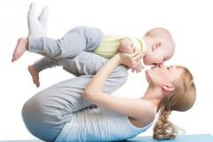 Τέσσερις λόγοι που μια νέα μαμά πρέπει να κάνει γιόγκα