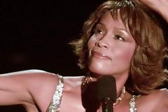 Ποιος θα δώσει 95.000 δολ. για τη Βίβλο της Γουίτνεϊ Χιούστον;