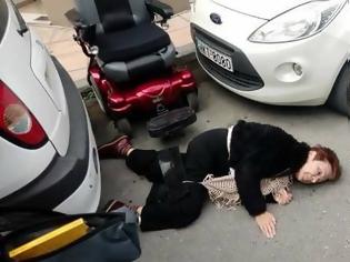 Φωτογραφία για Ψαχνά: Γυναίκα σωριάστηκε στο δρόμο γιατί κάποιοι παρκάρουν όπου βρουν! (ΦΩΤΟ)
