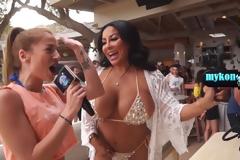 «Αναστάτωσε» τη Μύκονο η Αμερικανίδα πορνοστάρ Κιάρα Μία (BINTEO)