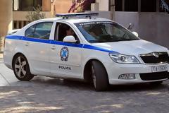 Τουρίστρια προσπάθησε να πνίξει αστυνομικό με την ζώνη του περιπολικού!