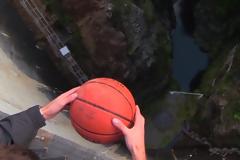 Ρίχνουν την μπάλα του μπάσκετ από αυτό το φράγμα και δεν περίμεναν ότι θα συμβεί αυτό