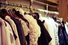 Πώς μπορείς να διώξεις τη μυρωδιά τσιγάρου από τα ρούχα;