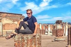 «Φίρμες» των social media, αυτή η μάστιγα: Θύελλα αντιδράσεων για φωτογραφία στην αρχαία Πομπηία